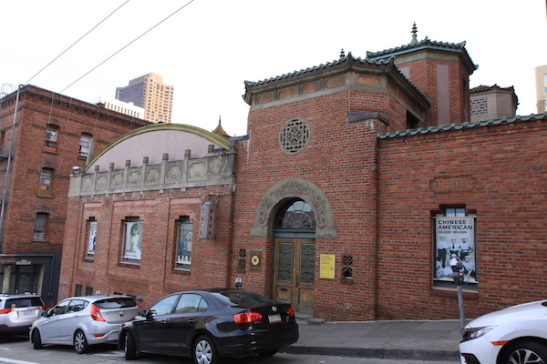 La façade de la Chinese Historical Society of America, oeuvre de Julia Morgan