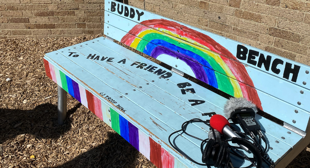 le Buddy Bench dans la cour de récréation de l'ISB