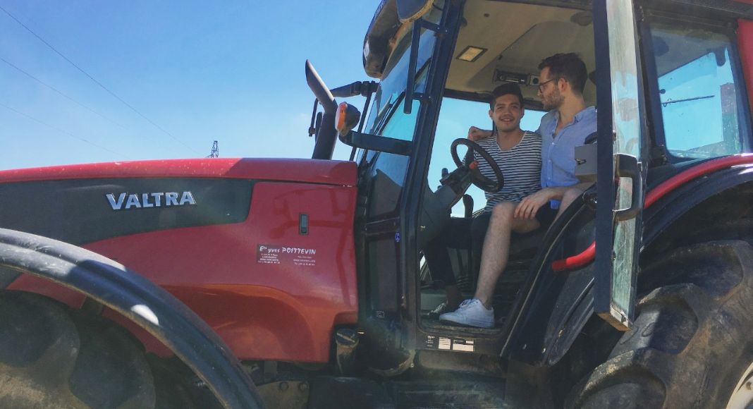 Mathieu et son mari Gerardo sont dans le tracteur du papa de Mathieu dans les Hauts-de-France.