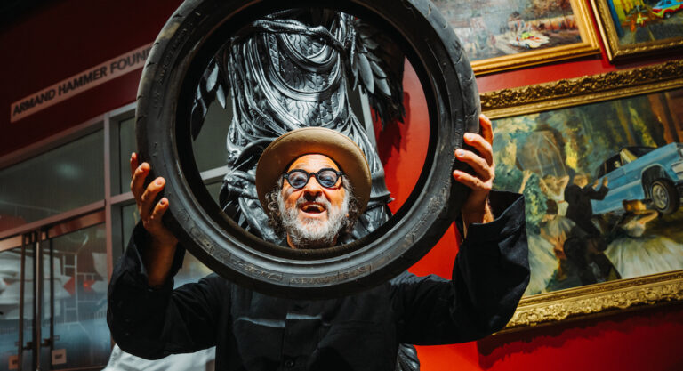 Mr Brainwash inaugure sa nouvelle exposition au Petersen Automotive Museum