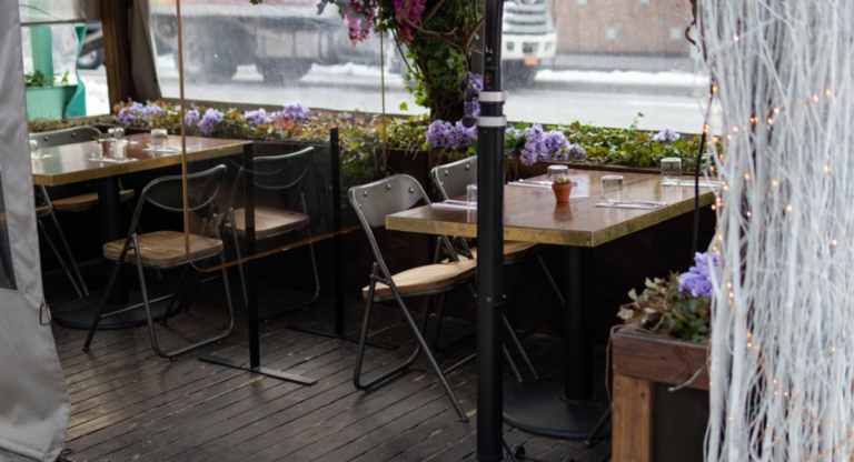 Brèves new-yorkaises : Les terrasses couvertes sur les trottoirs, c’est fini