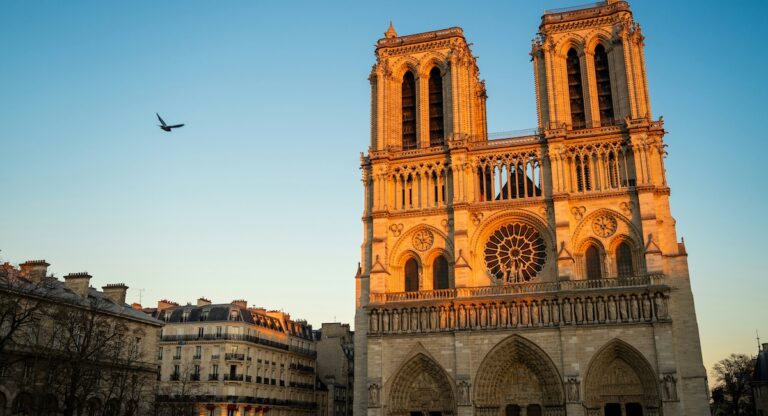 Réouverture de Notre-Dame : Après 5 ans de mobilisation, les mécènes américains s’envolent pour Paris